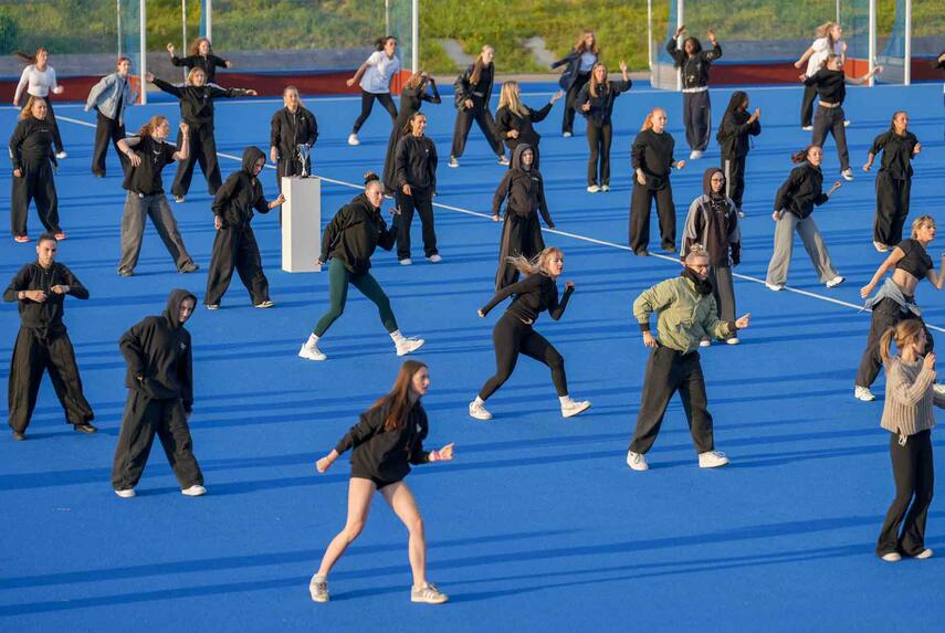 Hockey trifft Tanz: 200 Tänzer*innen proben auf Spielfeld – grenzüberschreitendes Kulturprojekt zur EuroHockey 2025