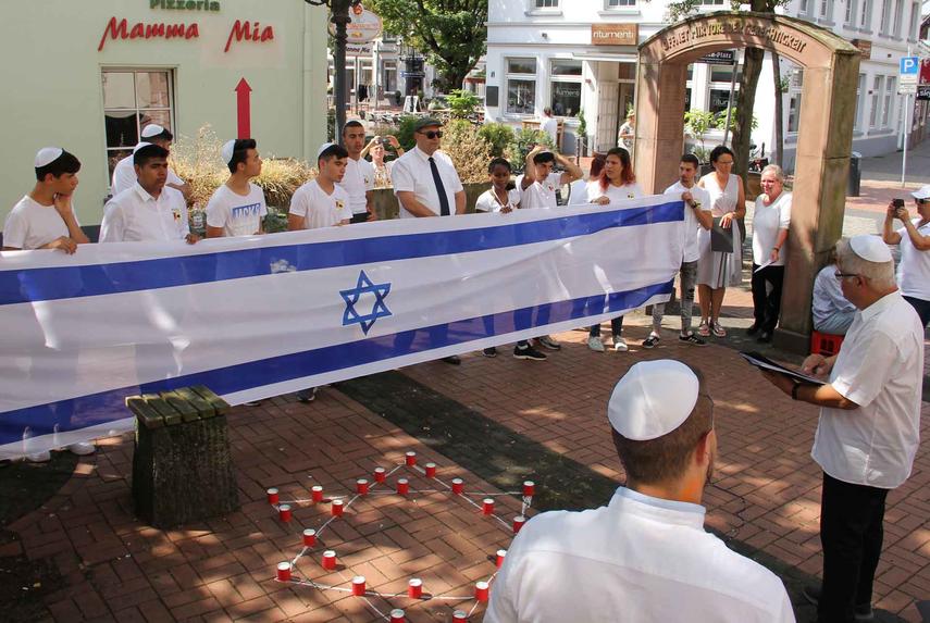 Gedenkfeier am Synagogenbogen mit Gästen aus Israel