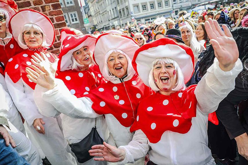 Weiberfastnacht - Sturm aufs Rathaus