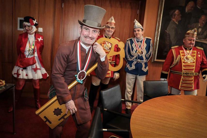 Weiberfastnacht 2020 - Sturm auf das Düsseldorfer Rathaus