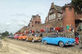 Die Oldtimer kommen in die Stadt Rees - Über 200 Fahrzeuge an der Rheinpromenade und in der Innenstadt