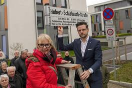 Hubert-Schlebusch Straße: Zusatzschild gedenkt dem Menschen hinter dem Namen