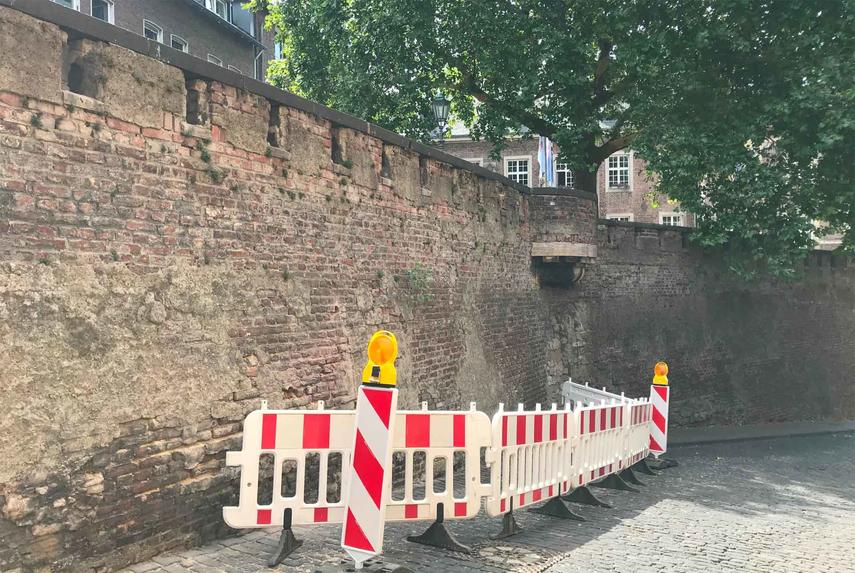 Unfallschaden mit Fahrerflucht an historischer Stützwand